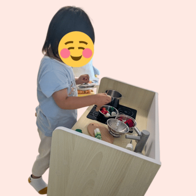 ままごとキッチンで遊ぶ様子